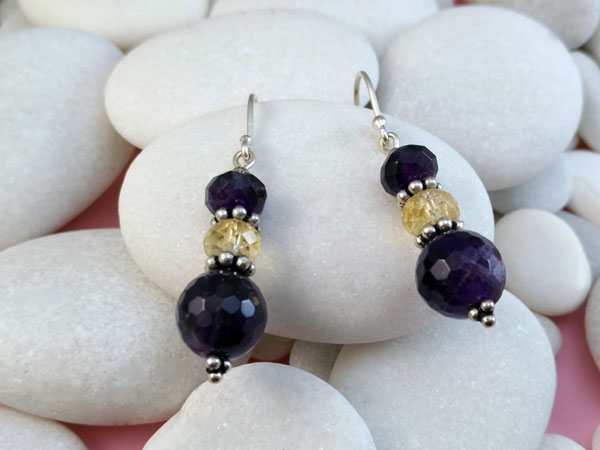 Ethnic Sterling silver earrings with Amethyst and Quartz gemstones.. Foto 1