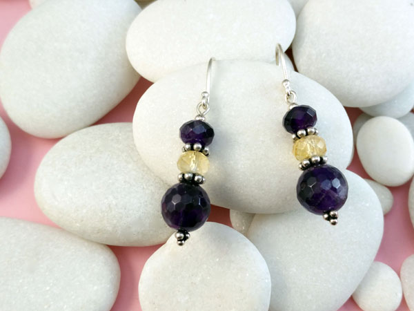 Ethnic Sterling silver earrings with Amethyst and Quartz gemstones.. Foto 2