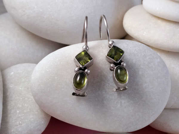 Peridot and Sterling silver ethnic earrings.. Foto 1