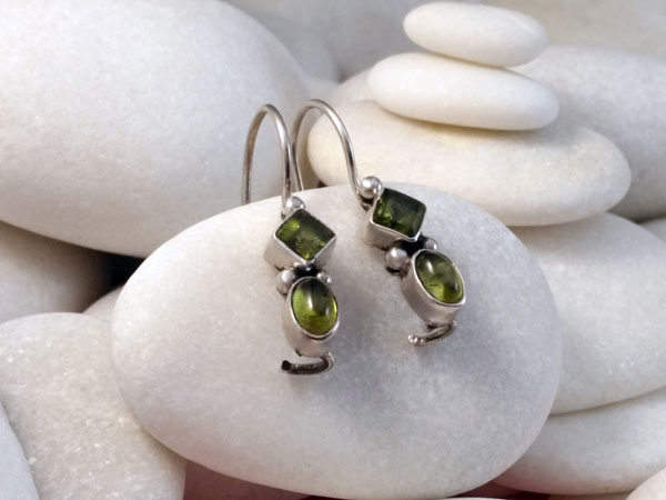 Peridot and Sterling silver ethnic earrings.. Foto 2
