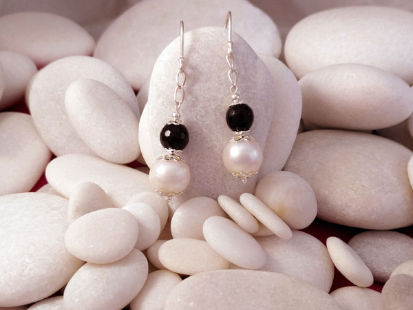 Pendientes artesanales de plata, perlas y azabache.. Foto 2