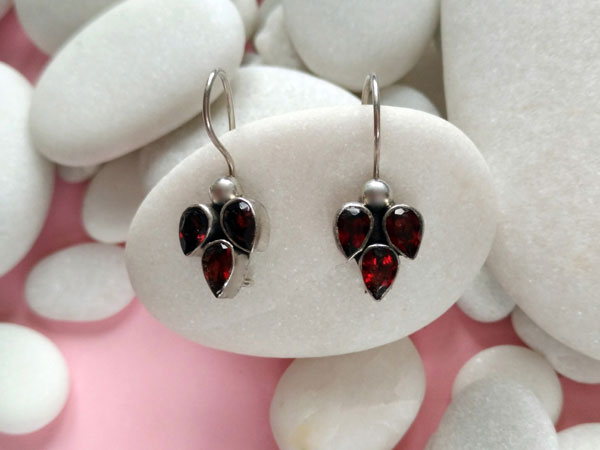 Small and light ethnic earrings made of sterling silver and faceted Garnet gems.. Foto 1