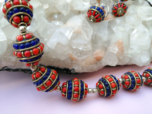 Conjunto de collar y pendientes etnicos artesanales tibetanos.. Foto 5