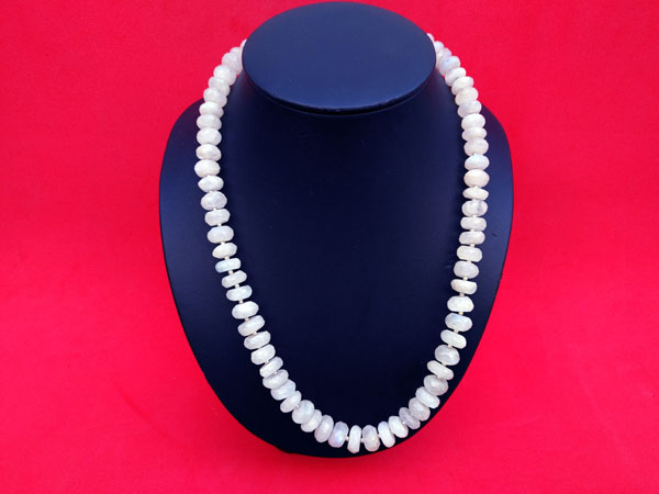 Faceted moonstone gemstone necklace.. Foto 1