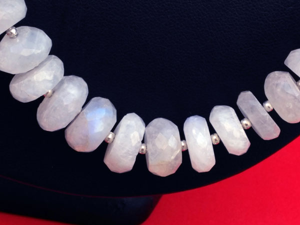 Faceted moonstone gemstone necklace.. Foto 3
