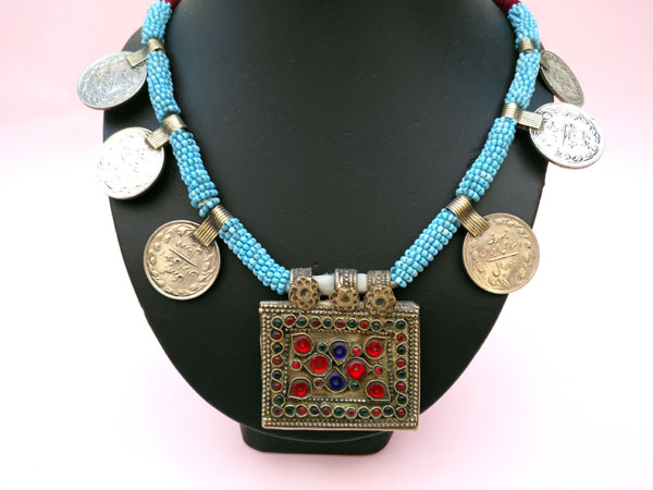 Ethnic necklace from central Asia.. Foto 1