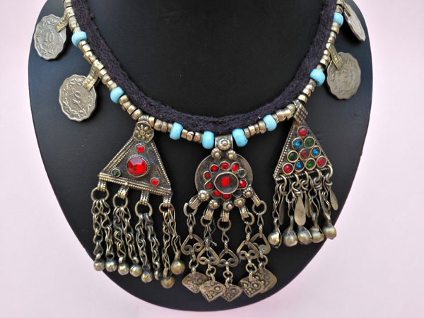 Antiguo collar etnico procente de Asia central.. Foto 2