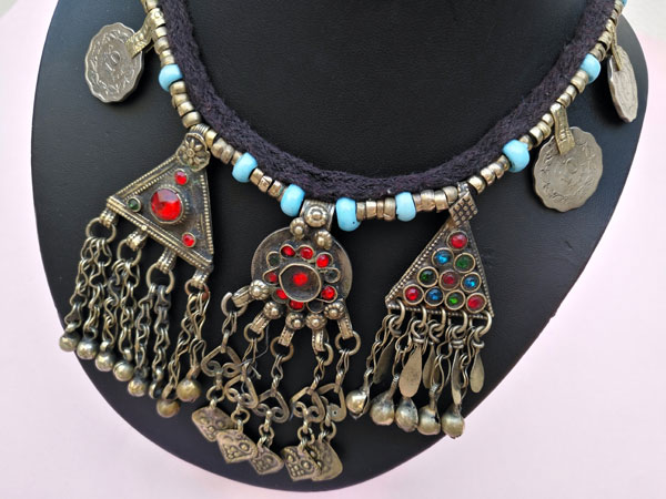 Antiguo collar etnico procente de Asia central.. Foto 3