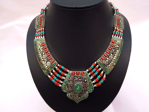Ethnic Tibetan necklace made in Nepal.. Foto 2