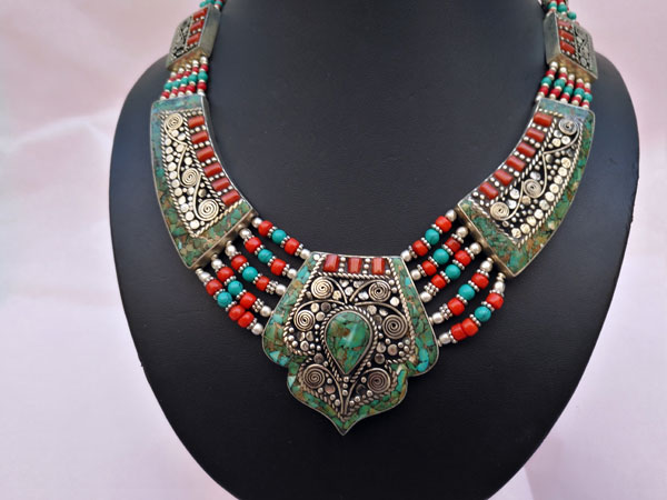 Ethnic Tibetan necklace made in Nepal.. Foto 3