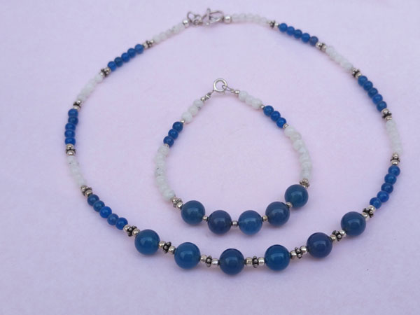 Conjunto de collar y pulsera de plata, cuarzo azul y piedra de luna.. Foto 3