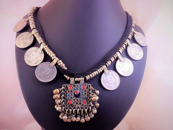 Central Asian ethnic necklace.. Foto 1