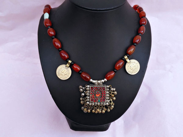 Ethnic silver and carnelian agate necklace.. Foto 1