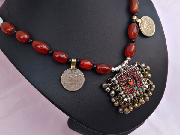 Ethnic silver and carnelian agate necklace.. Foto 2