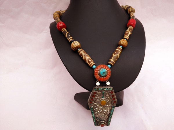 Traditional Tibetan necklace.. Foto 1