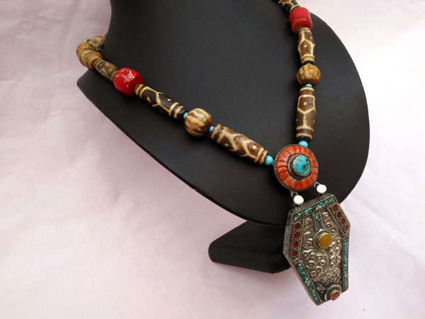 Traditional Tibetan necklace.. Foto 2