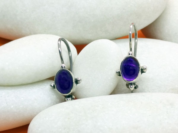 Ethnic handmade Sterling silver and amethyst earrings.. Foto 1