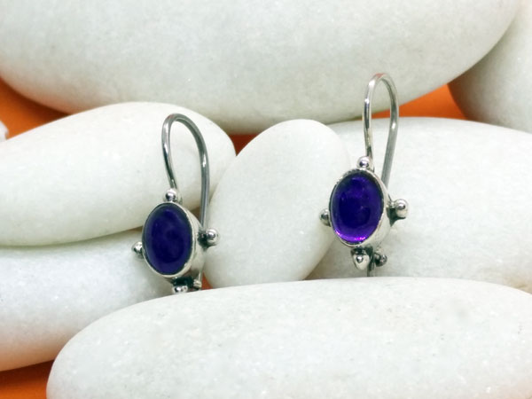 Ethnic handmade Sterling silver and amethyst earrings.. Foto 2