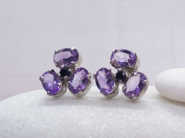 Ethnic Sterling silver, amethyst and blue sapphire earrings.. Foto 2