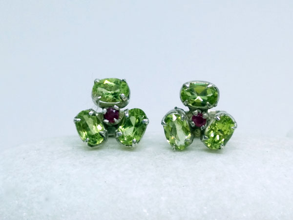 Ethnic Sterling silver, peridot and ruby earrings.. Foto 1