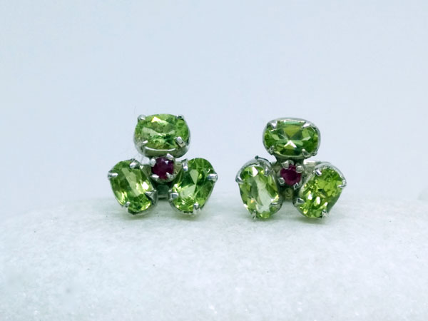 Pendientes etnicos de plata, peridotos y rubis.. Ref. TQD