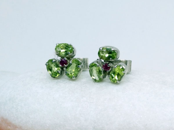 Ethnic Sterling silver, peridot and ruby earrings.. Foto 2