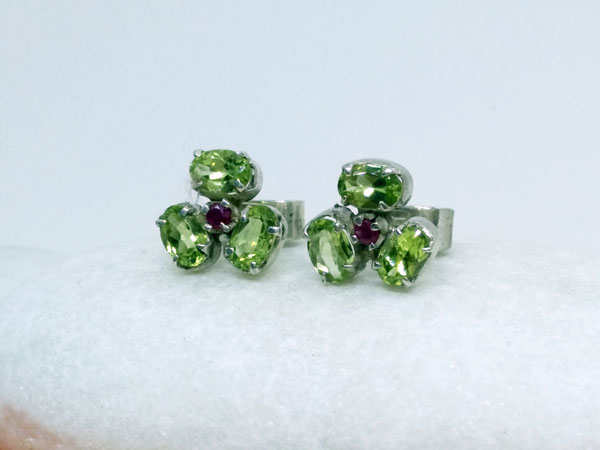 Pendientes etnicos de plata, peridotos y rubis.. Foto 2