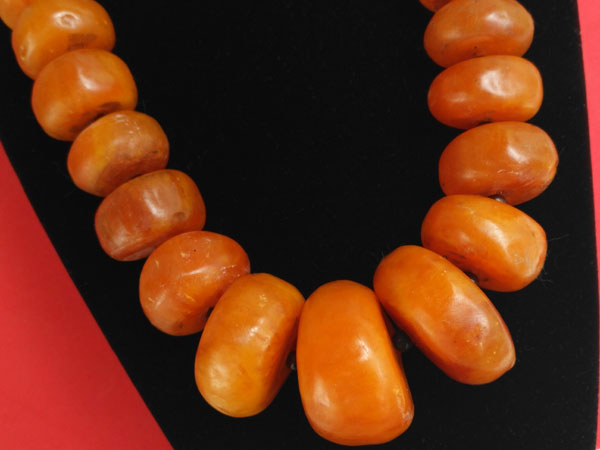 Copal amber necklace from Mauritania.. Foto 2