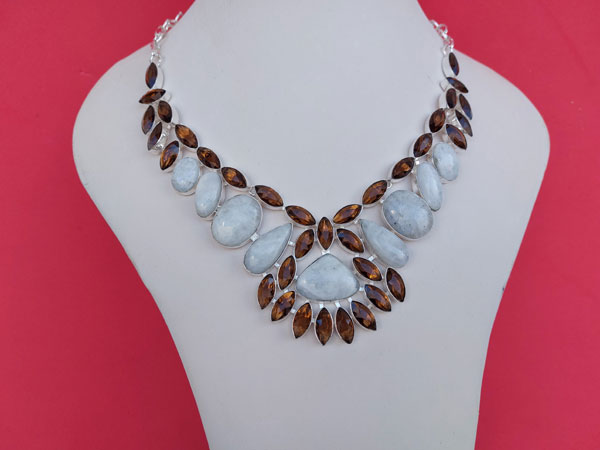 Exclusive moonstone and topaz necklace.. Foto 1