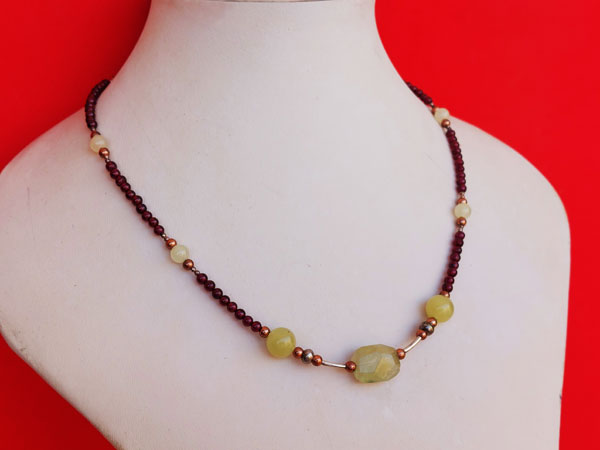 Ethnic silver necklace with prehenite gems.. Foto 2