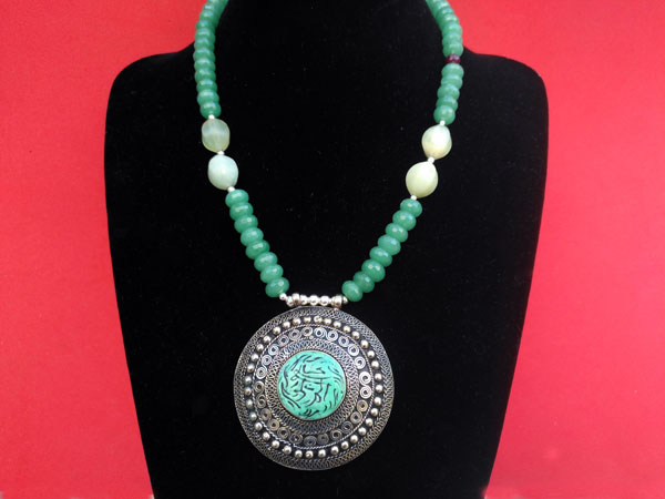 Silver necklace and carved gems of green Aventurine quartz.. Foto 1