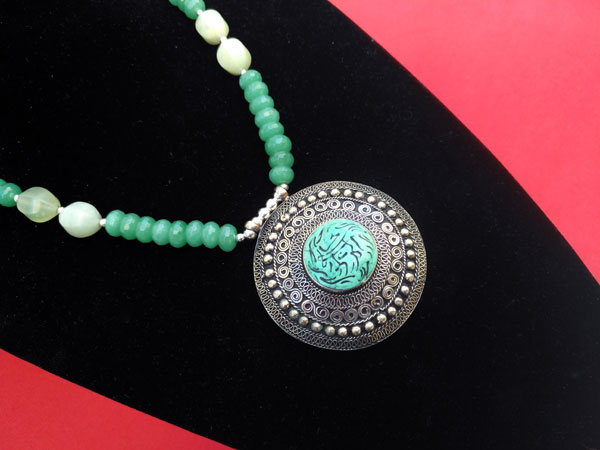 Silver necklace and carved gems of green Aventurine quartz.. Foto 2