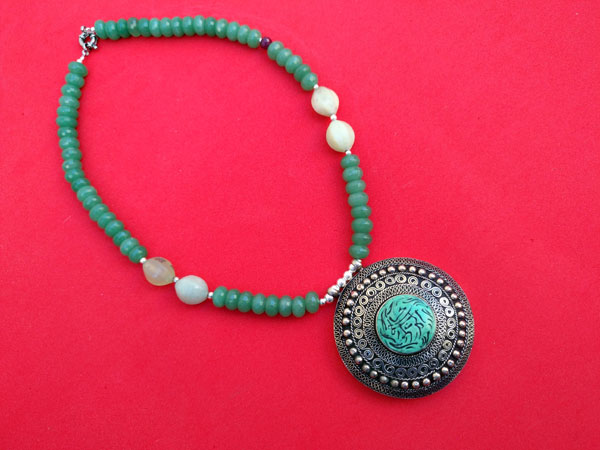 Silver necklace and carved gems of green Aventurine quartz.. Foto 4