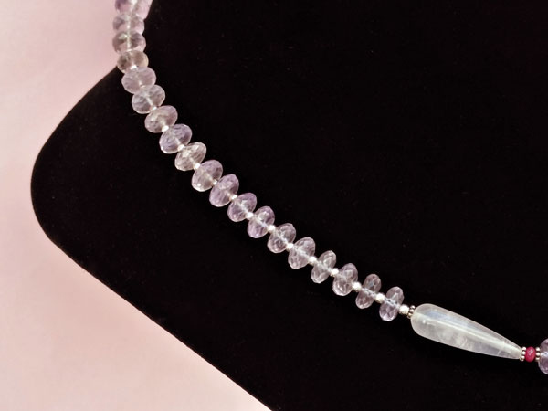 Elegant silver necklace with Kunzite, Rubis and pink Quartz gems.. Foto 3