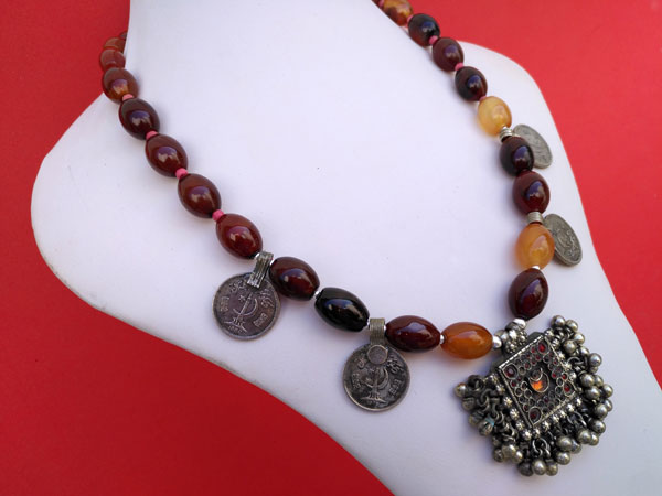 Carnelian agate traditional ethnic necklace.. Foto 1