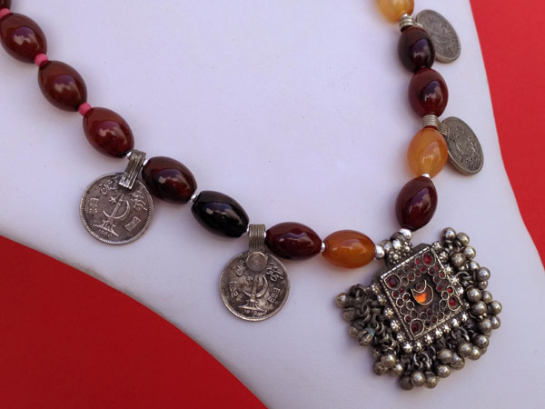 Carnelian agate traditional ethnic necklace.. Foto 2