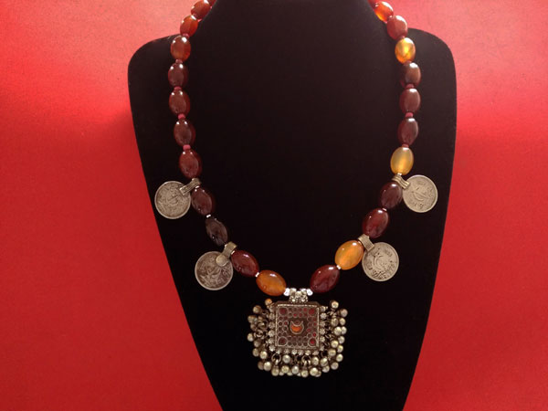 Carnelian agate traditional ethnic necklace.. Foto 3