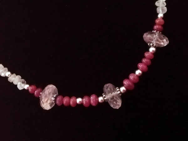 Collar de plata y gemas de Kunzita, Piedra de luna y Rubis.. Foto 2