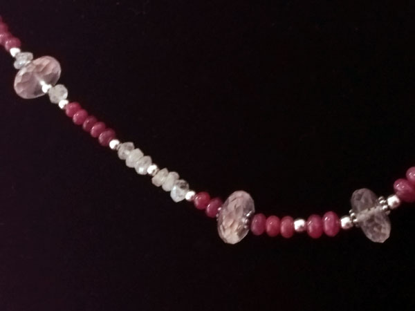 Collar de plata y gemas de Kunzita, Piedra de luna y Rubis.. Foto 3