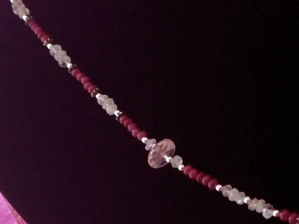 Collar de plata y gemas de Kunzita, Piedra de luna y Rubis.. Foto 4