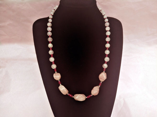 Silver necklace with rubies and rose quartz.. Foto 1