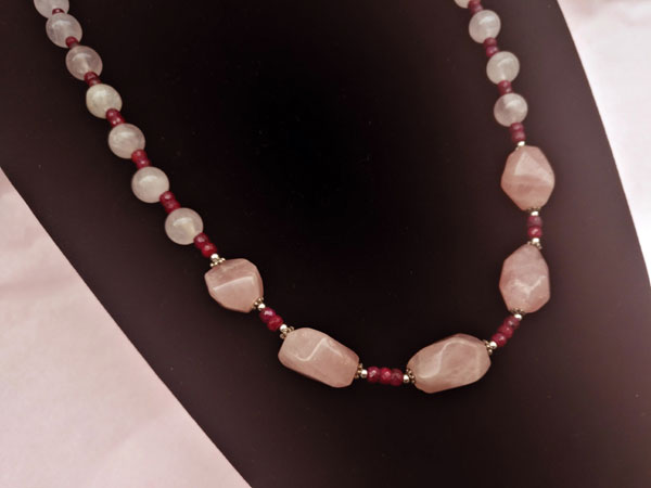 Silver necklace with rubies and rose quartz.. Foto 2