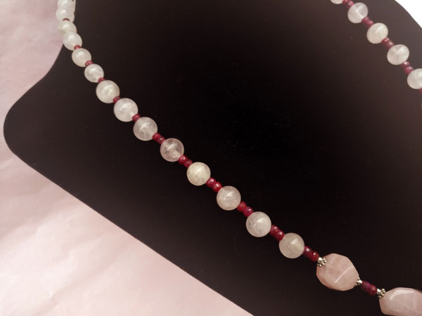 Silver necklace with rubies and rose quartz.. Foto 3