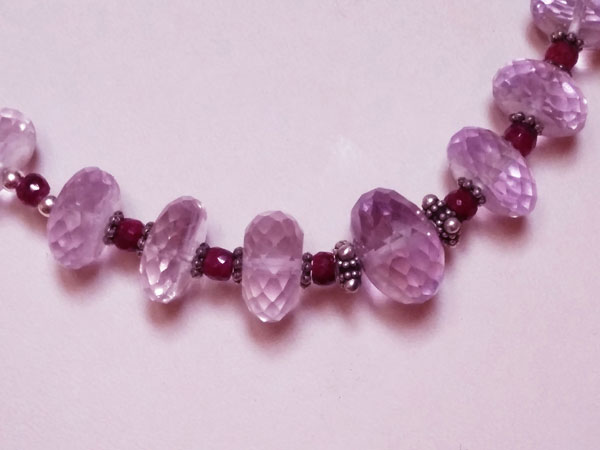 Exquisite silver necklace with Kunzite and Rubis gems.. Foto 4