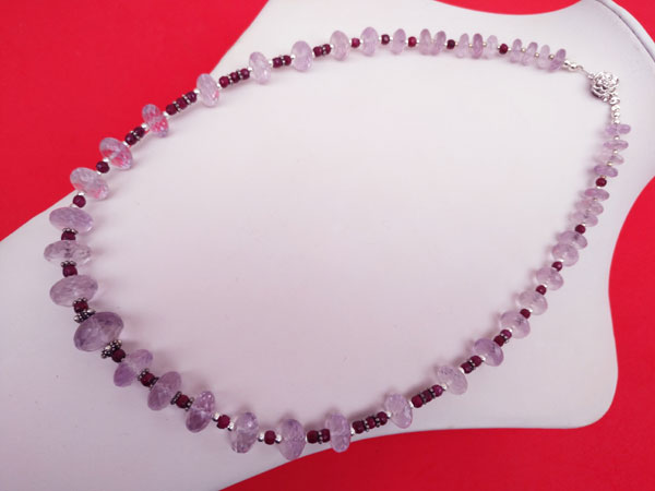 Exquisite silver necklace with Kunzite and Rubis gems.. Foto 5