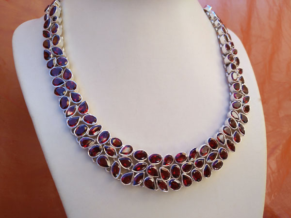 Faceted Garnet gemstones and Sterling silver necklace.. Foto 1