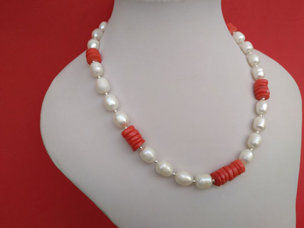 Coral and pearl necklace and earrings set.. Foto 1