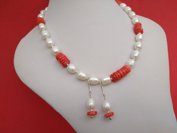 Coral and pearl necklace and earrings set.. Foto 2