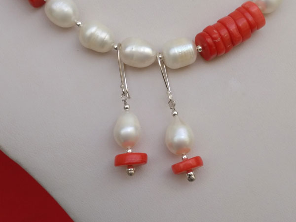 Coral and pearl necklace and earrings set.. Foto 3