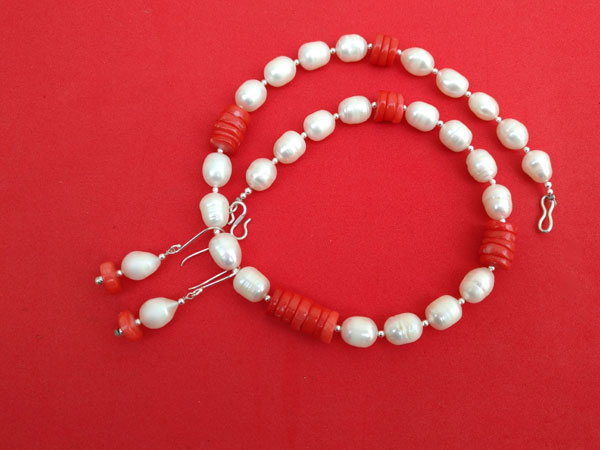 Coral and pearl necklace and earrings set.. Foto 4